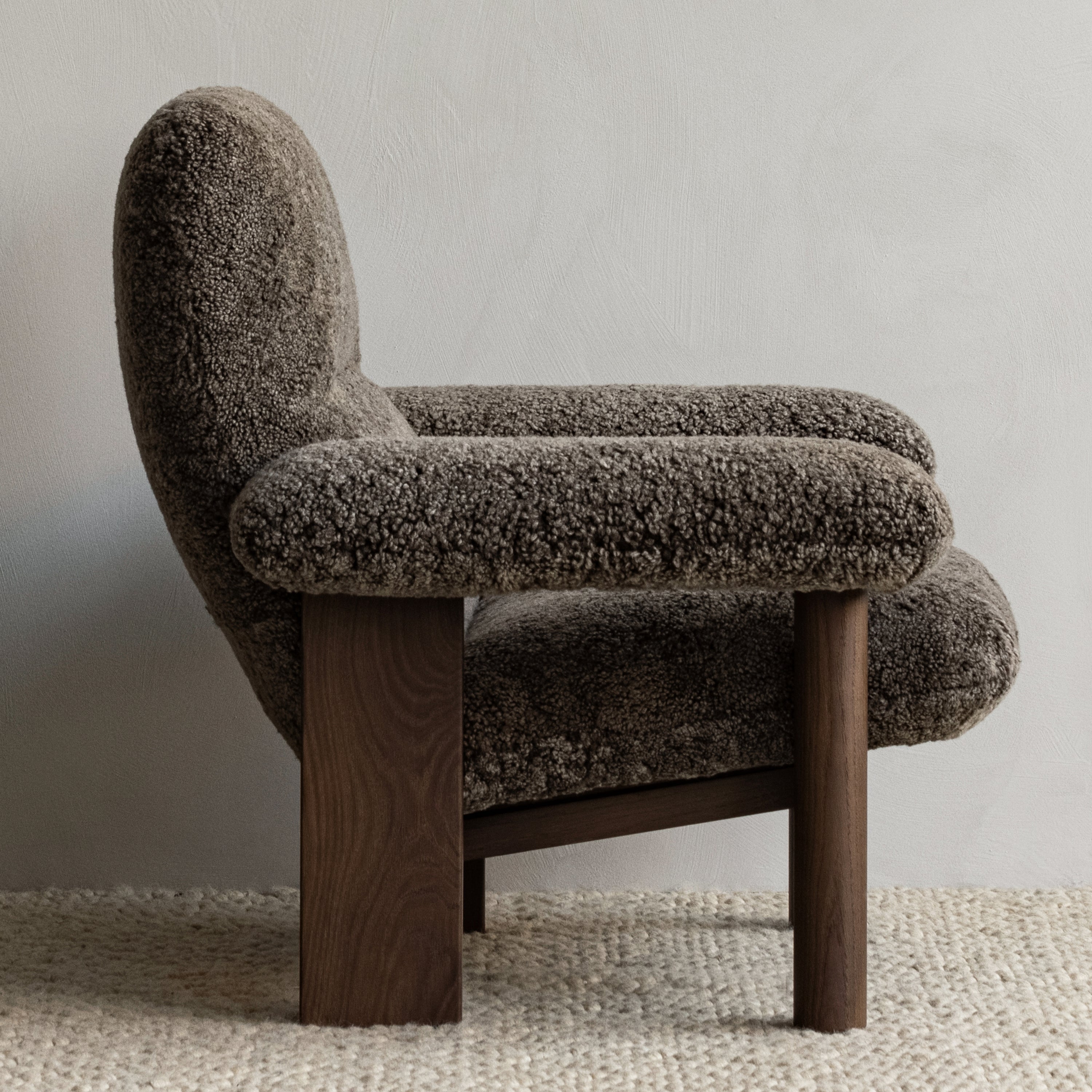 Audo Copenhagen Brasilia Lounge Chair Natural Oak Sheepskin Nature - KANSO