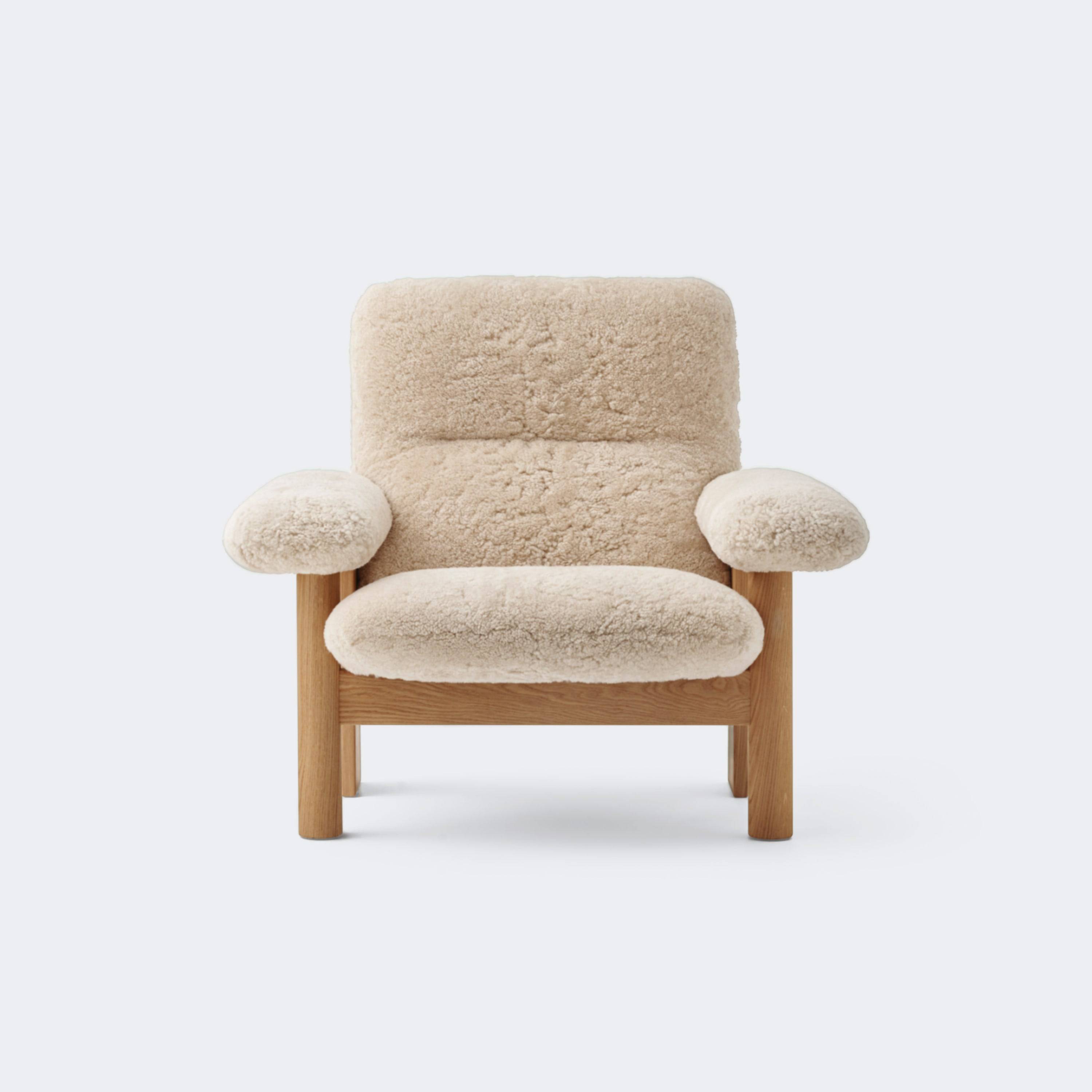 Audo Copenhagen Brasilia Lounge Chair Natural Oak Sheepskin Nature - KANSO