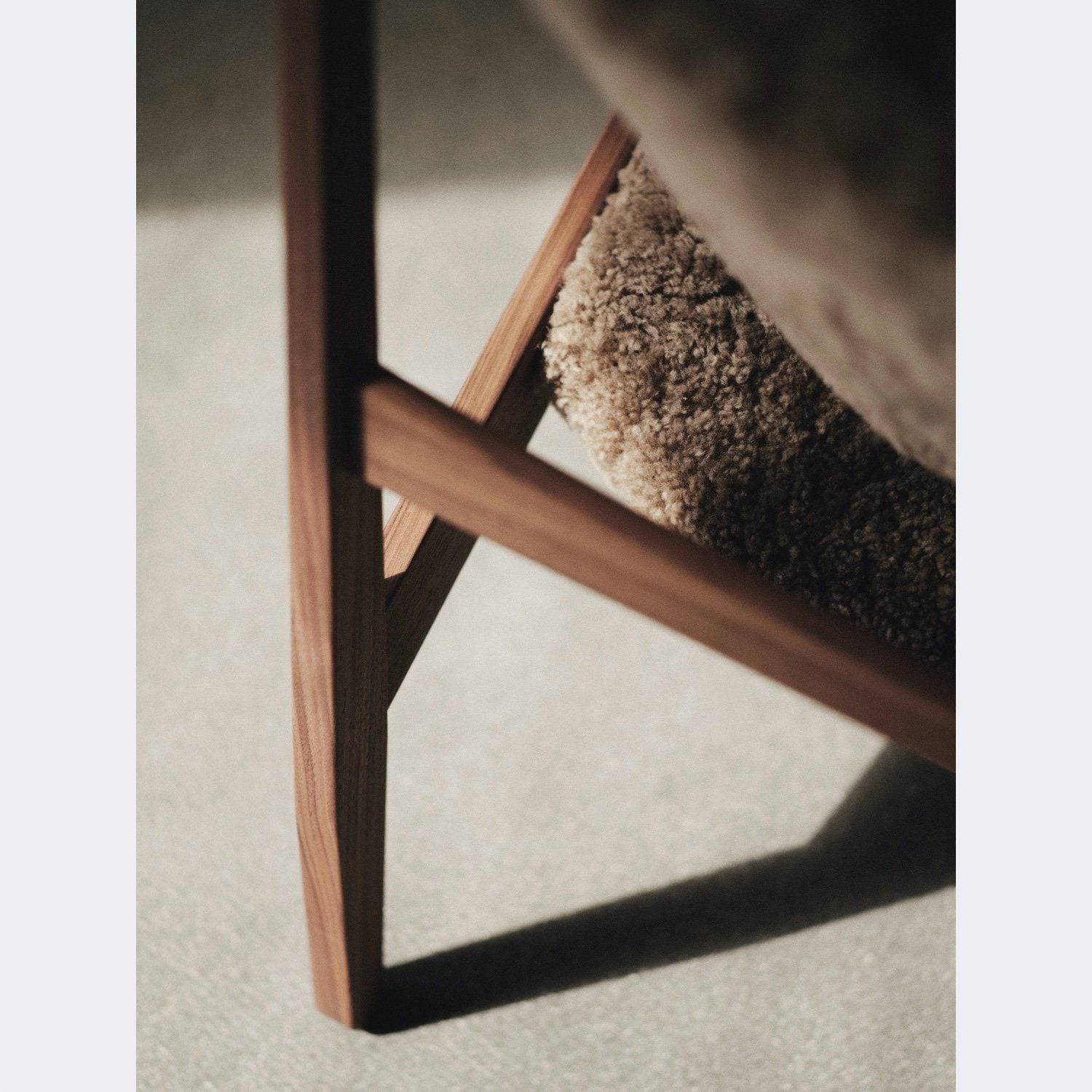 Audo Copenhagen Knitting Chair, Sheepskin Upholstery Made To Order Walnut/Sahara - KANSO#Frame/Fabric Color_Walnut/Sahara